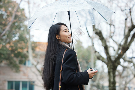 下雨天在城市里散步的女性出行高清图片素材