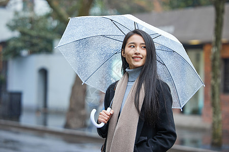 下雨天撑伞的女性图片