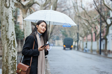 雨天路边等车的女性图片