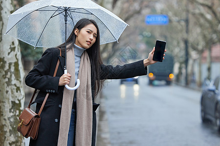 气质美女下雨天在路边着急拦车的女性背景