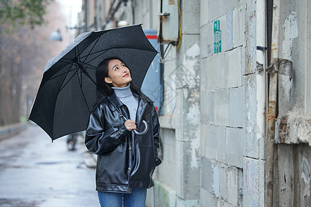 女性雨天街道散步女人高清图片素材