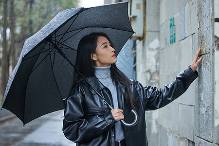 下雨天忧郁的女性图片