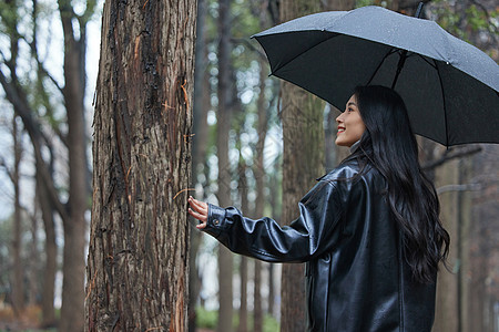 女性下雨天散步公园图片