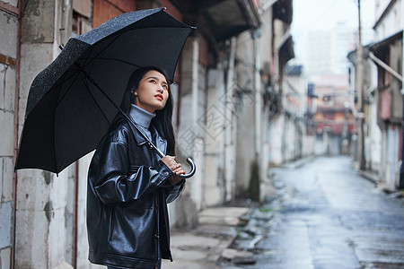 屋檐下等雨停的女性美女高清图片素材