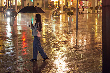 下雨天过马路的都市女性雨伞高清图片素材