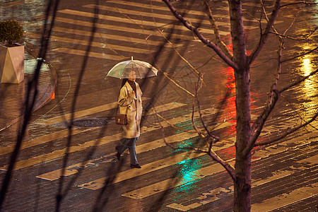 下雨撑伞夜晚雨天过斑马线的女人背景