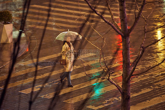 夜晚雨天过斑马线的女人图片