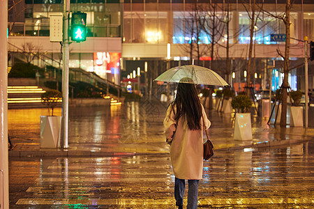 下雨天过马路的女性背影走路高清图片素材
