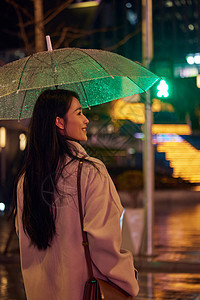 下雨天等候过马路的女性图片