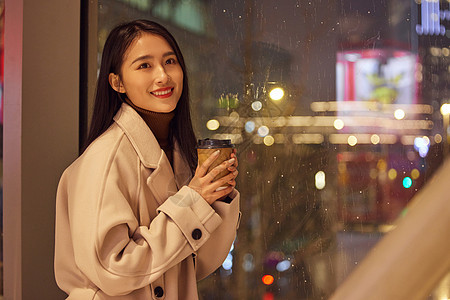 雨天坐在在咖啡店的女性图片