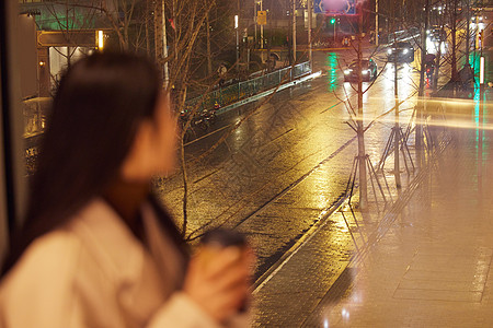 雨天看向窗外的女性背影高清图片