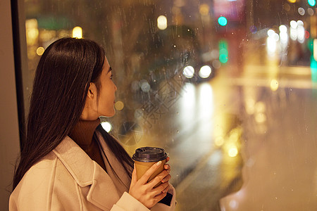 下雨窗边雨天看向窗外的女性背景