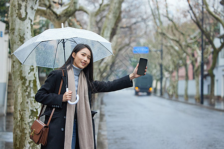 下雨天打车的女性高清图片