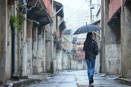 散步背影雨中女性孤独背影背景