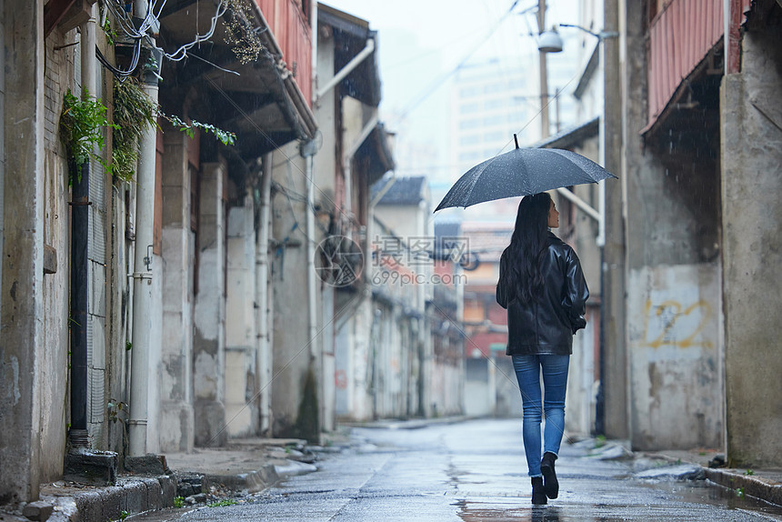 雨中女性孤独背影图片