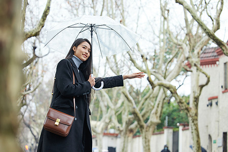 下雨天路边打车的女性高清图片