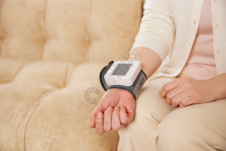 中年女性测量血压特写背景
