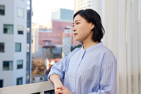 中年短发女性窗前抑郁形象图片