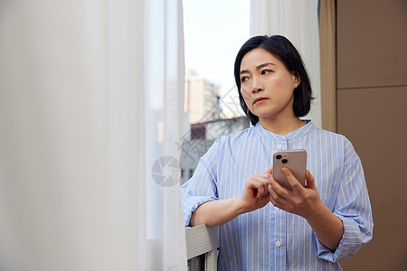 中年女性窗前负面情绪图片