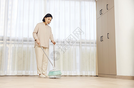 中年女性客厅打扫卫生背景图片