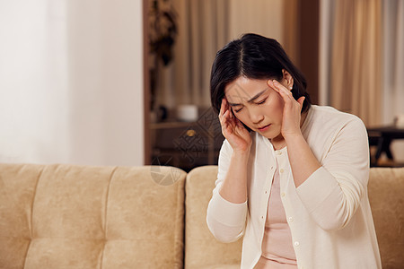 头疼的女人中年居家女性头疼背景