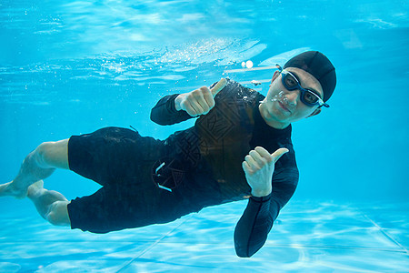 游泳教练水下游泳高清图片