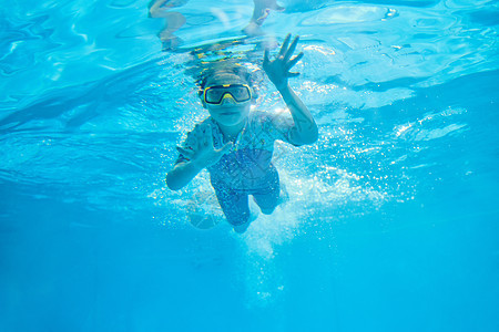 水下游泳的小女孩图片