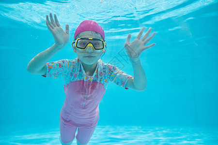 水下游泳打招呼的小女孩图片