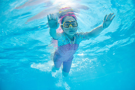 水底游泳的小女孩图片