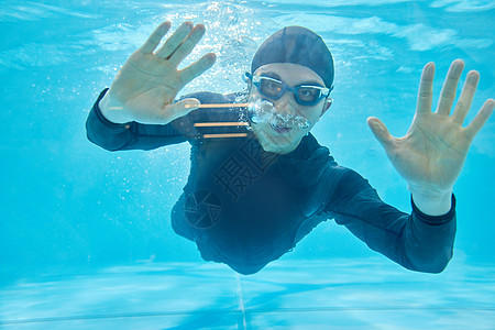 水下潜水的游泳教练图片