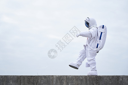 穿着宇航服的男性行走探索图片