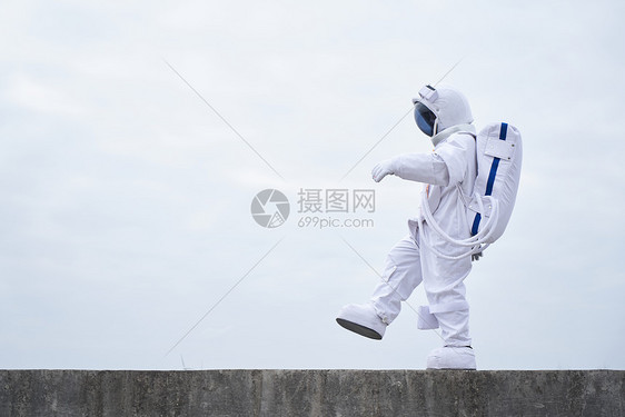 穿着宇航服的男性行走探索图片