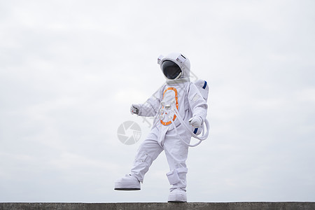穿着太空服的男性户外行走探索图片