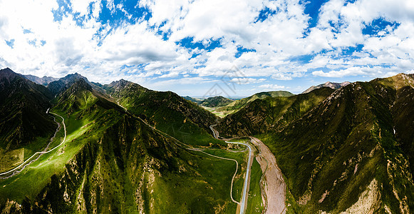 青海祁连山脉公路两边的高山峡谷图片