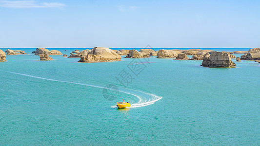 青海互助青海水上雅丹风光和快艇背景