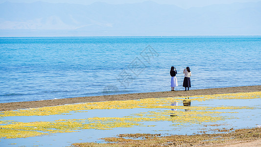 青海湖边女孩唯美旅行图片