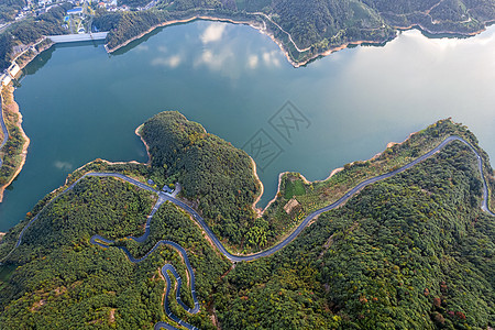 秋天的山山谷里的湖泊杭州四岭水库背景