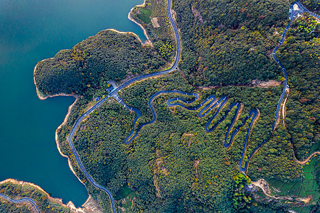 杭州四岭水库岸边的弯曲道路图片