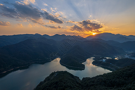 世界森林日杭州四岭水库夕阳西下背景