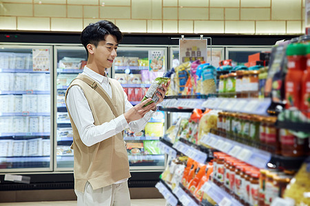 青年男性逛超市采购商品图片