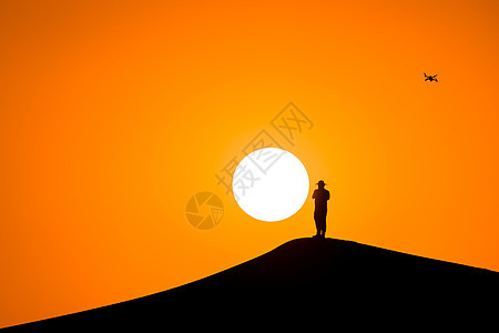 沙漠落日人物剪影图片