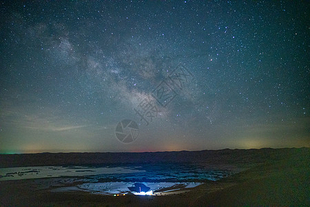 沙漠星空下露营图片