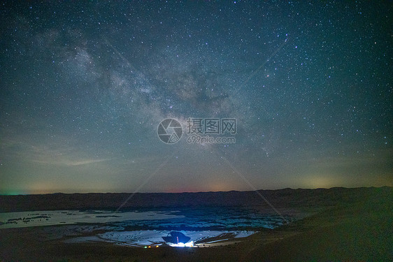 沙漠星空下露营图片