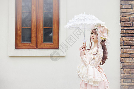 撑着伞的法式洛丽塔少女图片