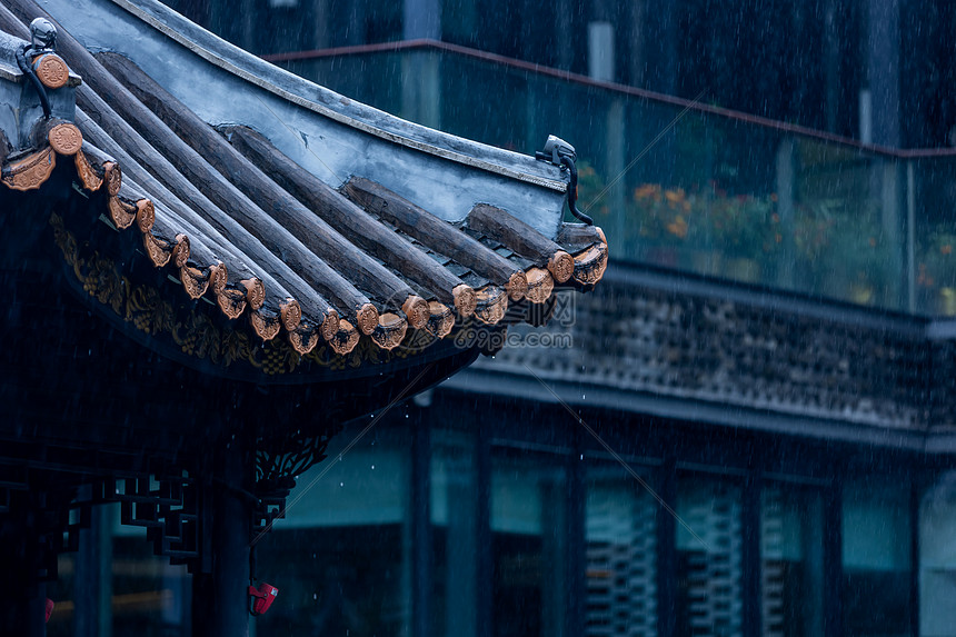 春天古建筑上的雨水图片