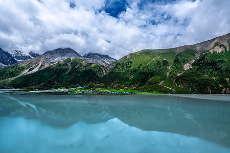 蓝天白云下的湖蓝天白云山脉下的湖水然乌湖背景