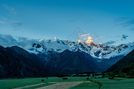 云南南迦巴瓦峰日照金山图片