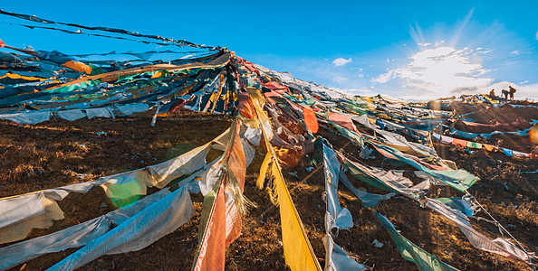 山顶眺望甘南山顶的经幡背景