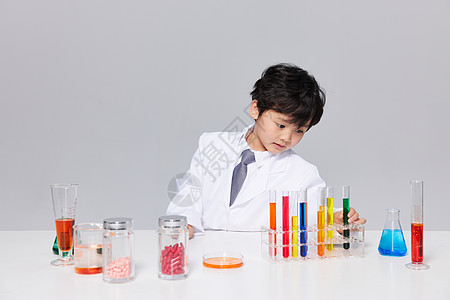 小男孩体验化学实验课图片