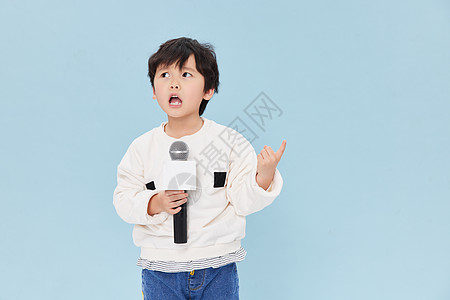 小男孩手拿话筒练习主持人发言图片